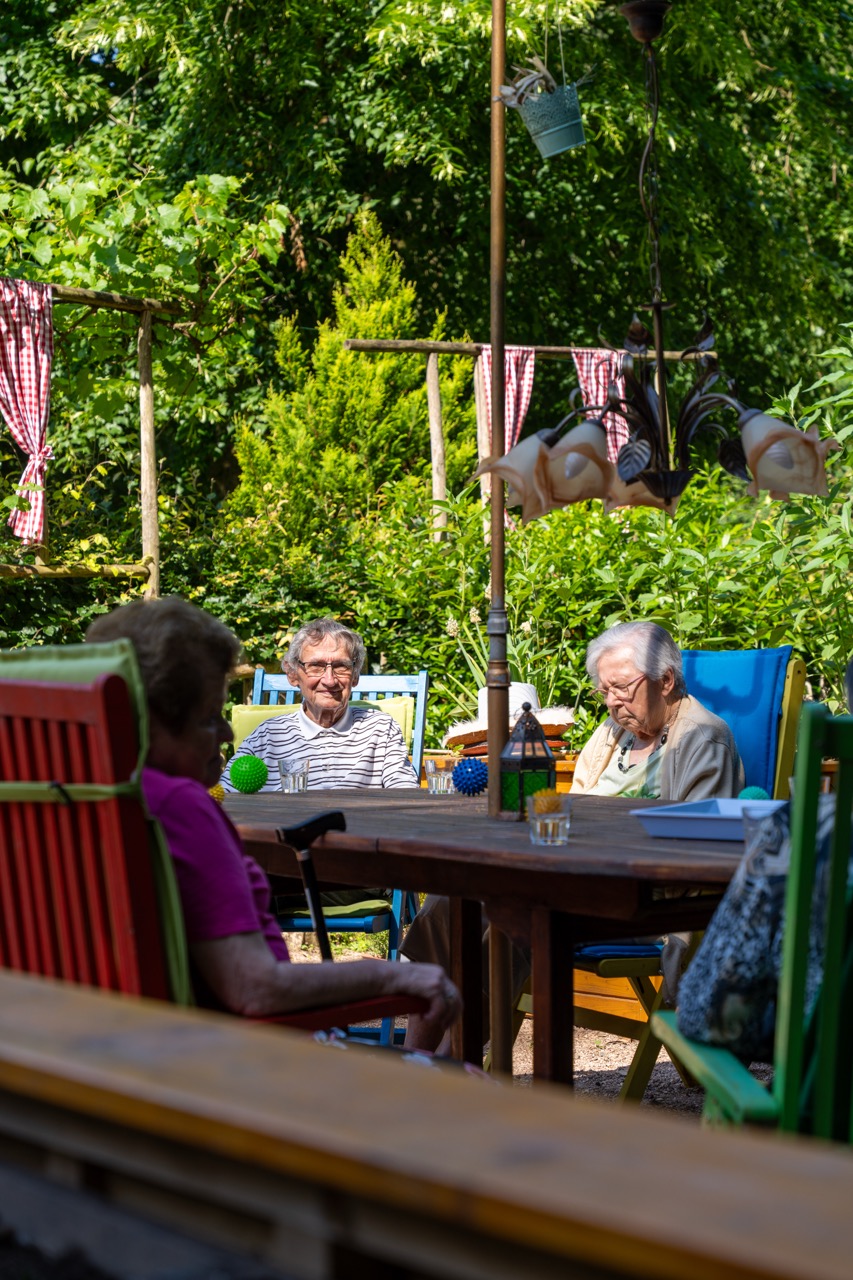 Gemeinsame Runde im Garten